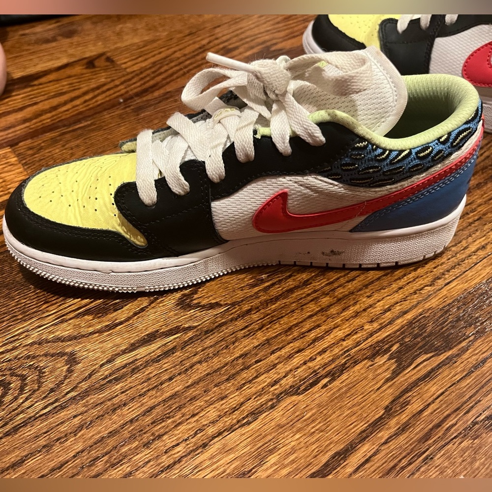Air Jordan Low Tops Size 6 Y - Picture 2 of 6